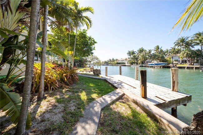 Building Photo - 9720 W Bay Harbor Dr