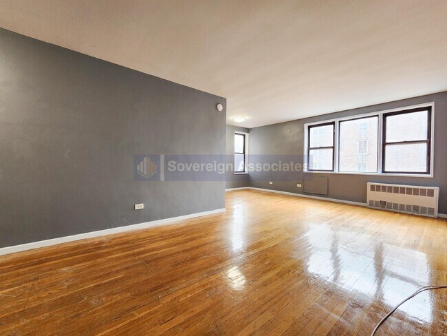 Foto del edificio - 6645 Broadway