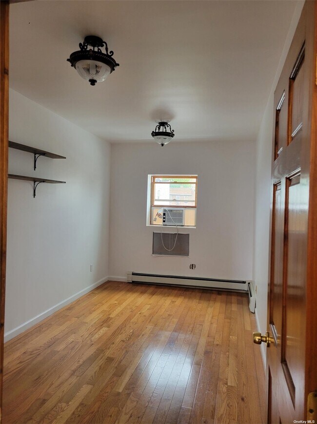 Building Photo - 71-45 69th Pl