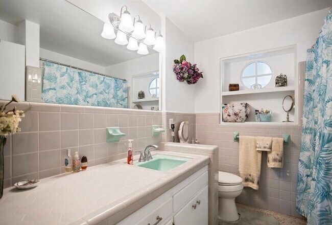 Building Photo - 1354 Chesterfield Dr