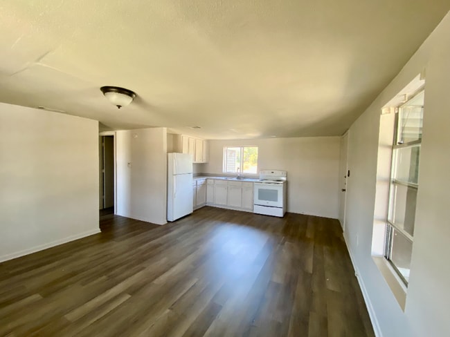 Foto del edificio - 415 Jasmine Ln