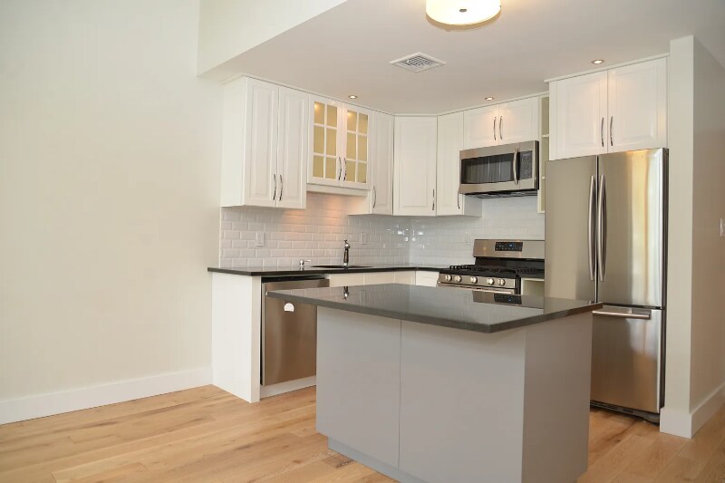 Primary Photo - 120 Sherman Ave