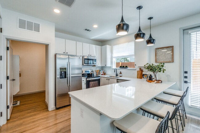 Building Photo - Villas at Creekside