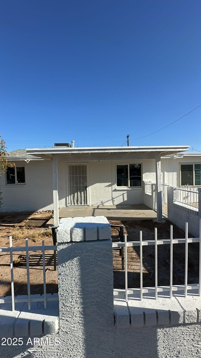 Foto del edificio - 3622 W Sunland Ave
