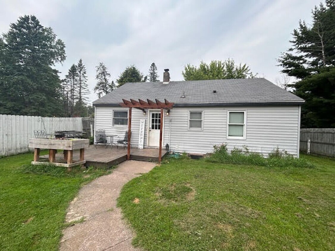 Primary Photo - AVAILABLE NOW - 2 Bedroom, 1 Bath Two Harb...