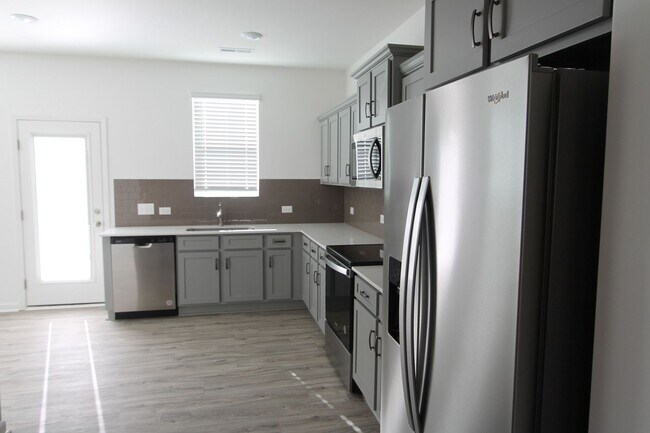 Building Photo - 3 Bedroom Townhome Minutes from Downtown O...