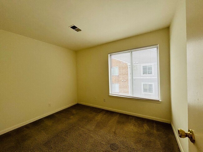 Building Photo - 4 Bedroom 2 Bath Condo