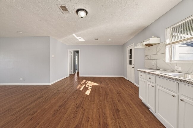 Foto del edificio - 4-Bedroom Single-Family Home in a Prime Houston Location