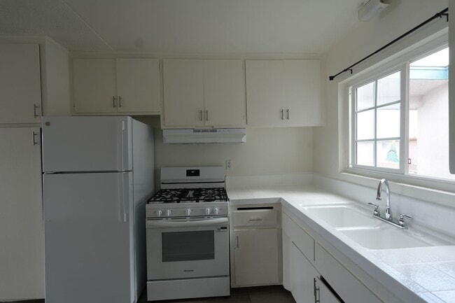 Building Photo - 924 W. 226TH