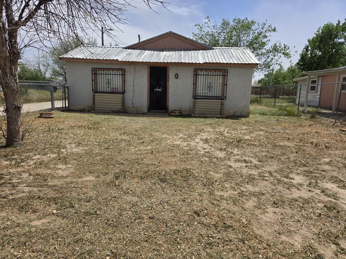 Primary Photo - 404 E Bland St