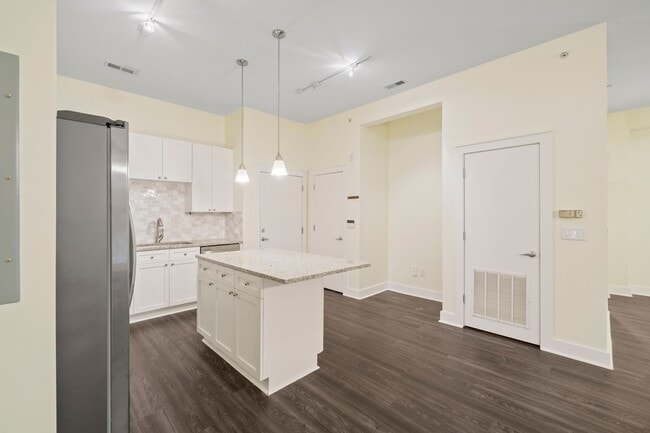 Building Photo - Modern 1BR/1BA in First Ward – Walk to Parks, Dining & Entertainment