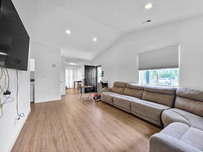 Building Photo - Charming 3 beds 2 baths in Denver!