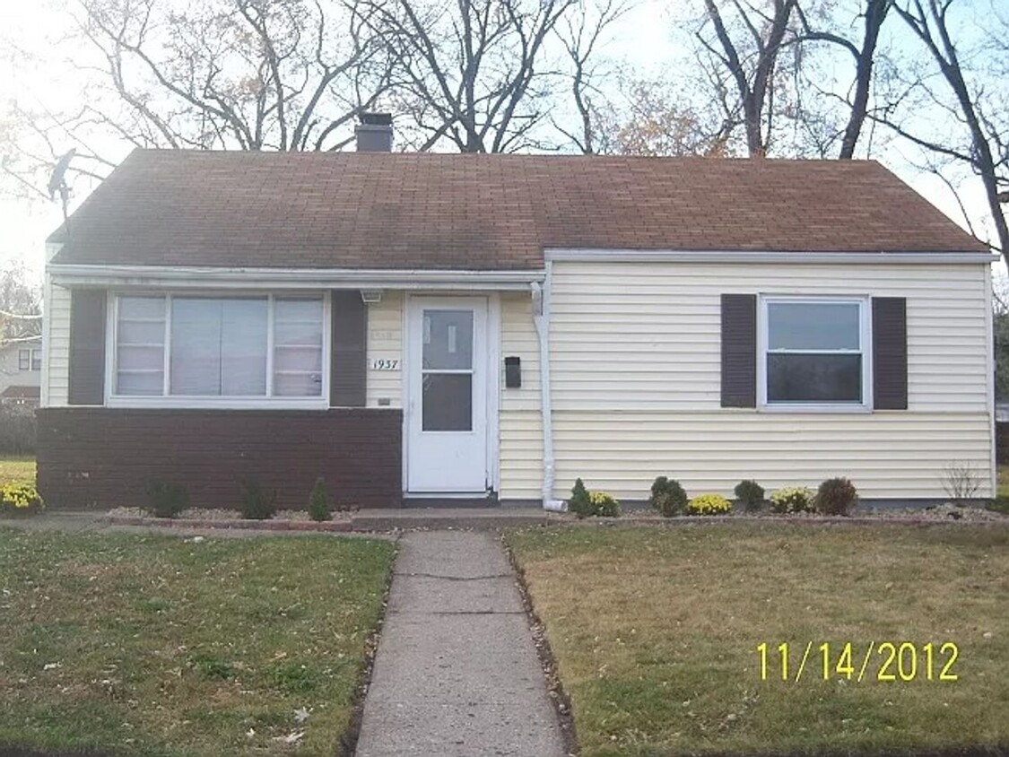 Foto principal - 3 bedroom house across from Marquette Park!