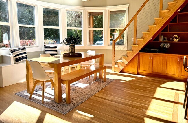 Building Photo - Uniquely stunning Bainbridge retreat....no...