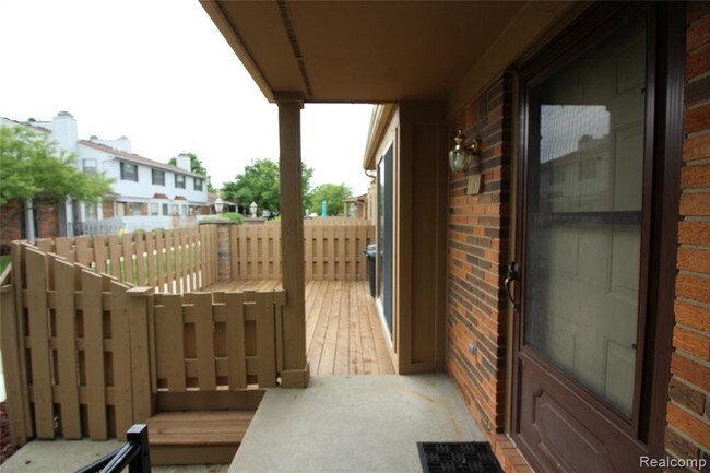 Building Photo - 43628 Arbor Way W