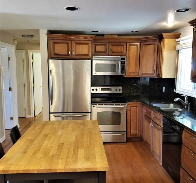Foto del edificio - Gorgeous well maintained 4 bed house avail...
