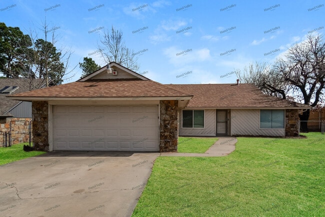 Photo - 950 Twisted Oak Dr House