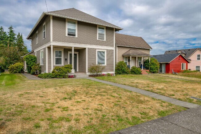 Foto del edificio - Sought-after 5-Bedroom Pet Friendly Home i...