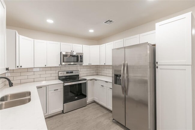 Foto del edificio - 568 Parkhill Cir