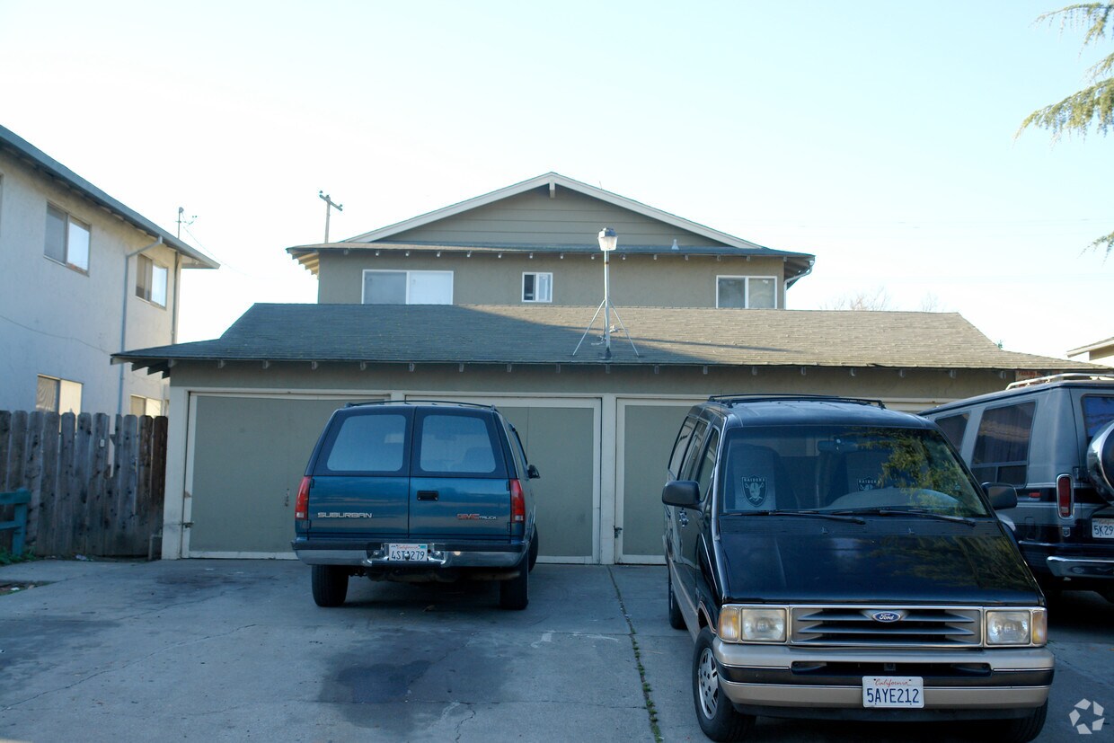 Building Photo - 3184 Williamsburg Dr