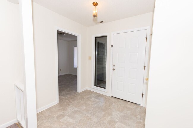 Foto del edificio - MOVE-IN READY