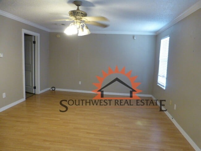 Building Photo - Super cute 2 story!