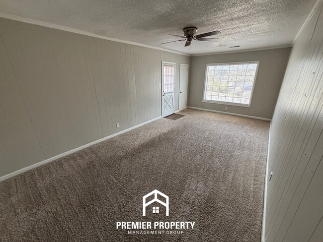 Foto del edificio - Charming 3BR Birmingham Home w/ Hardwood Floors, Brick Fireplace & Spacious Backyard