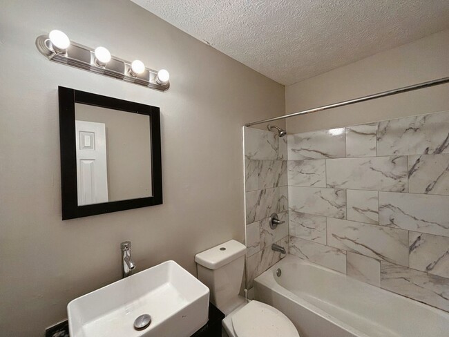 Foto del edificio - 2 Bedrooms- 1.5 Bathroom- Town House in We...