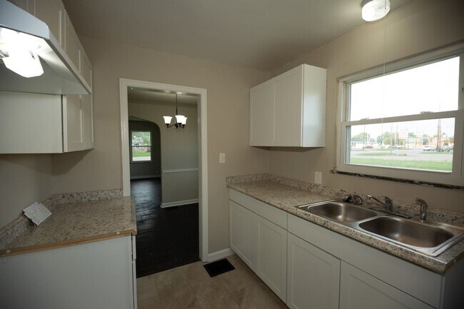 Foto del edificio - 2 Bed 1 Bath Home located in Warren Township