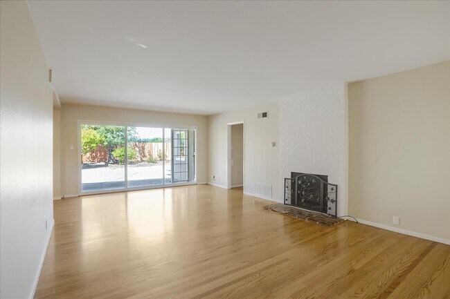 Building Photo - 850 Pinon Ave