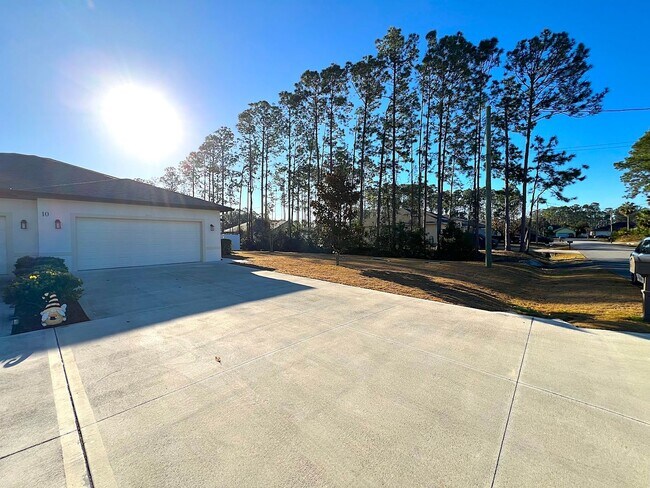 Building Photo - Luxurious 3 Bed 2 Bath 2 Car Duplex Home w Fenced Yard for Rent!