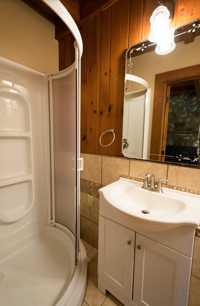 Building Photo - Laurel Park log home 3 bedroom 3 bathroom home.