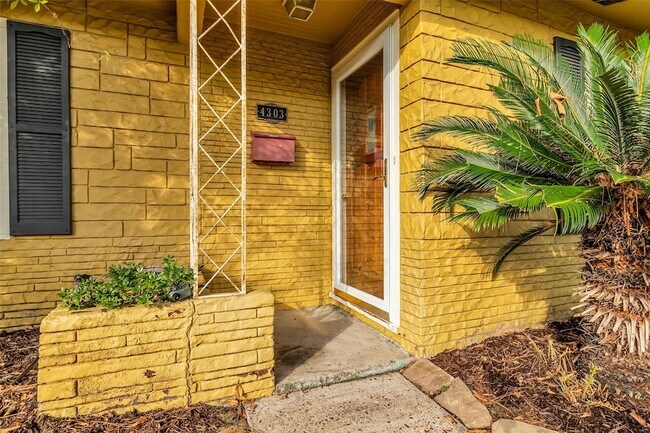 Foto del edificio - 4303 Piney Woods Dr