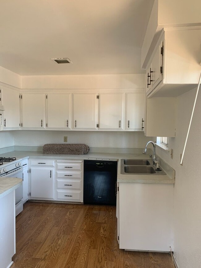Building Photo - Two story 4 bedroom 2 bath home, Magalia