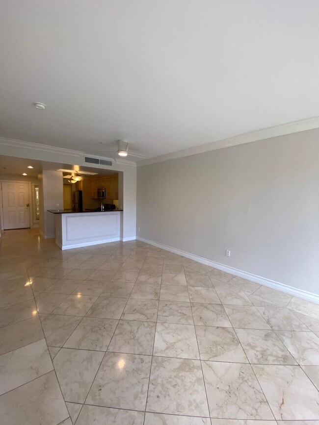 Building Photo - Remodeled 2 Bedroom Condo Just Off the Strip!