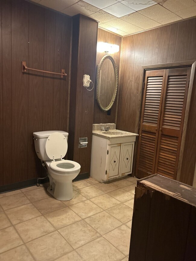 Foto del edificio - 736 1/2 Massachusetts St