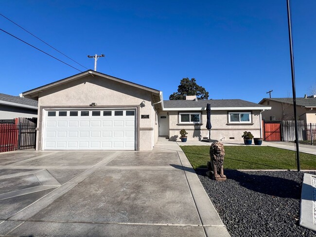 Building Photo - Newly Renovated 4 Bed, 2 Bath Home