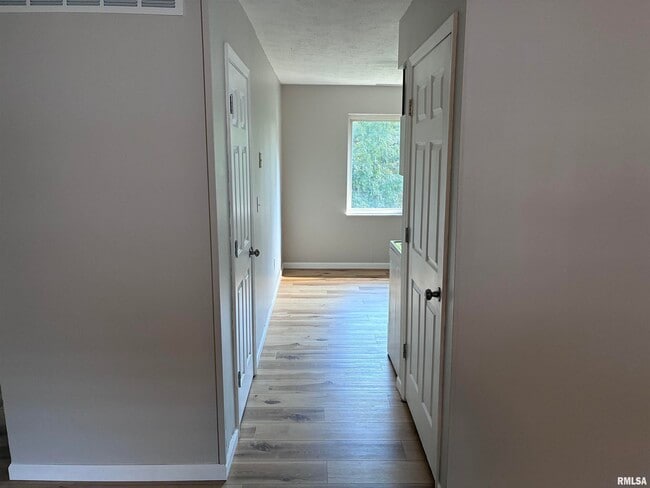 Building Photo - 30 Sundowner Ln