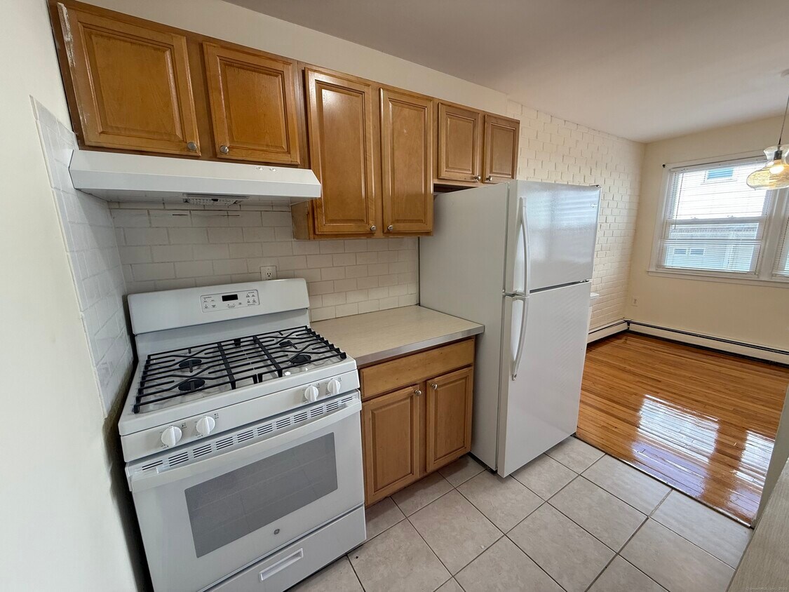 Primary Photo - 324 Strawberry Hill Ave