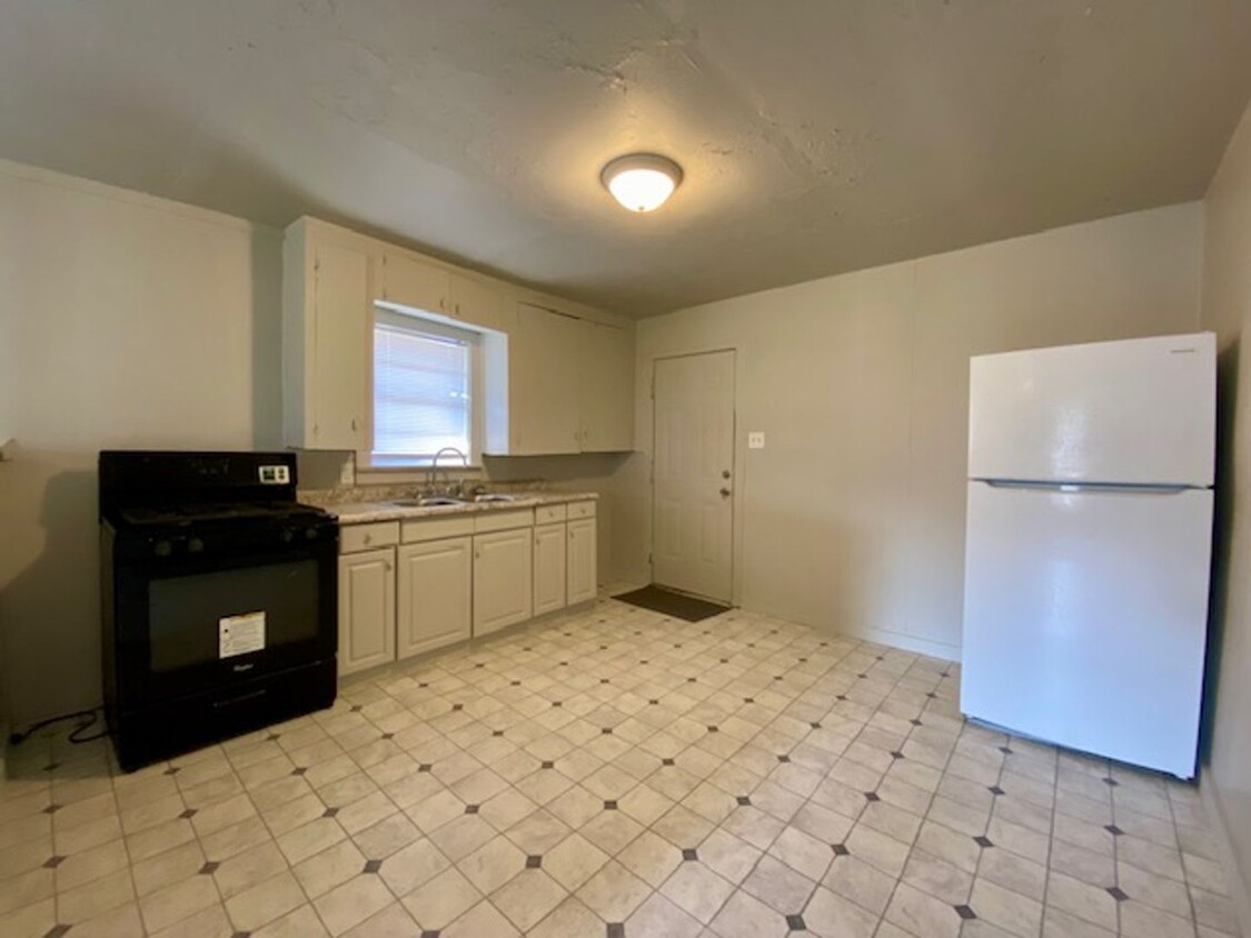 Foto principal - 2 Bedroom 1 Bath Home In Bossier City! - S...