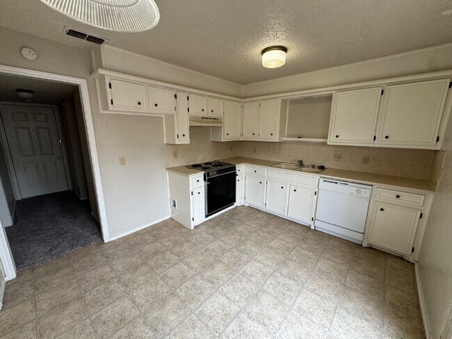 Building Photo - Beautiful Duplex in West Lubbock