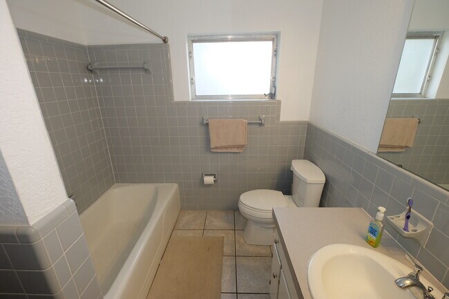 Foto del edificio - 3227 Gardner Rd