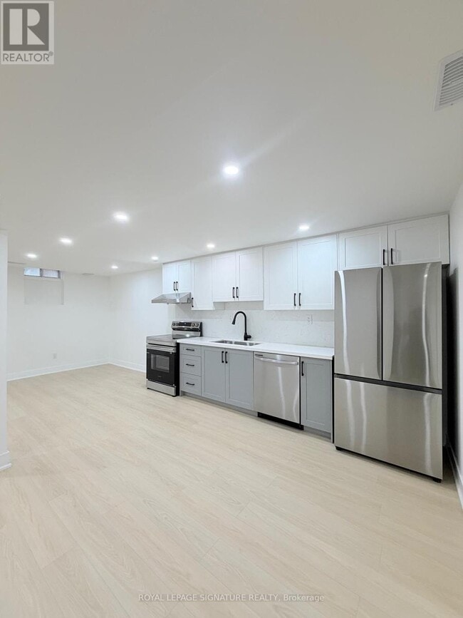 Building Photo - 16 Oak Knolls Crescent