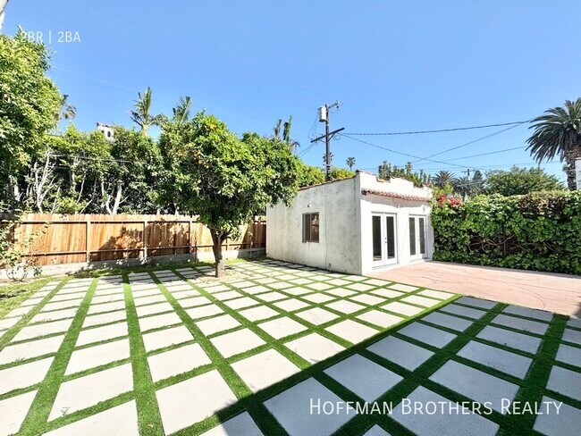 Foto del edificio - 350 N Crescent Heights Blvd