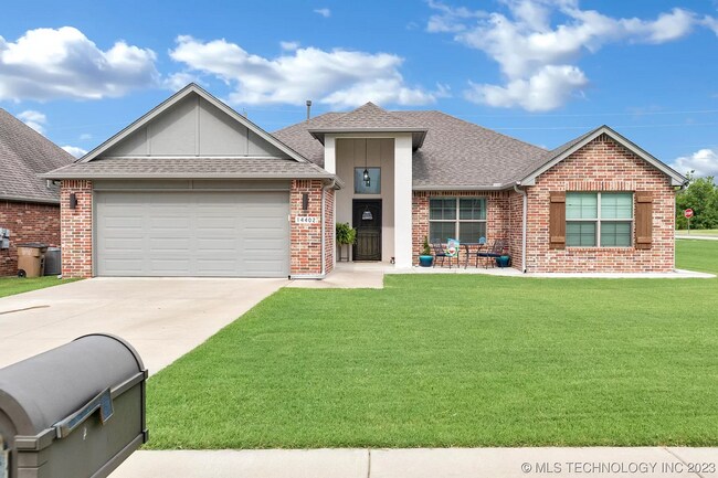 Foto del edificio - Stunning 4 Bed 2 Bath In Quiet Neighborhood