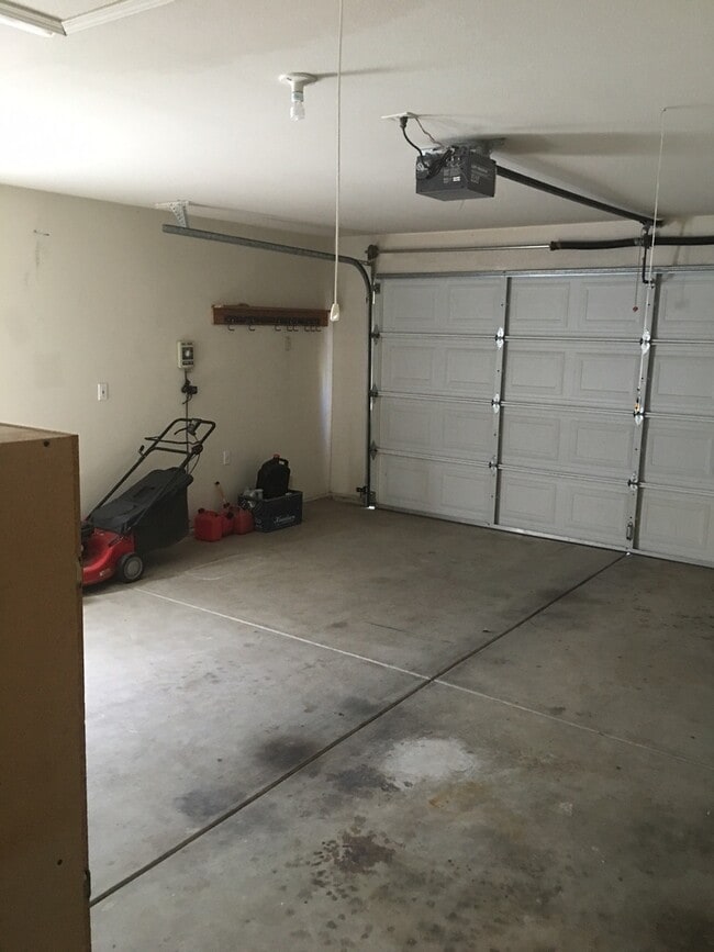 Building Photo - Beautiful home in desired location