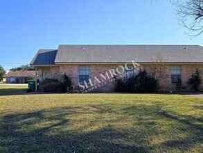 Building Photo - 203 Sam Dr