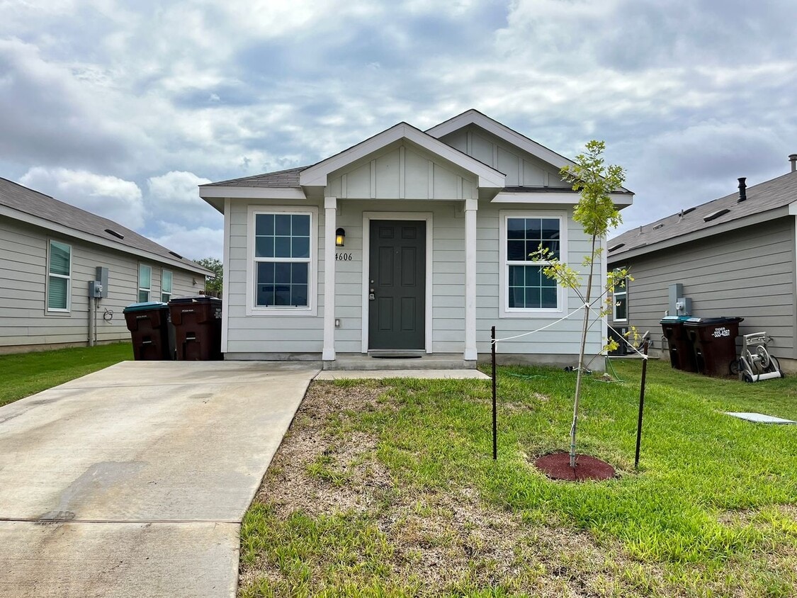 Primary Photo - 3 Bedroom/2Bathroom Southton Meadows