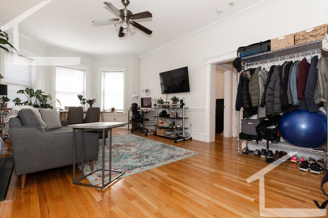 Building Photo - 871 Beacon St