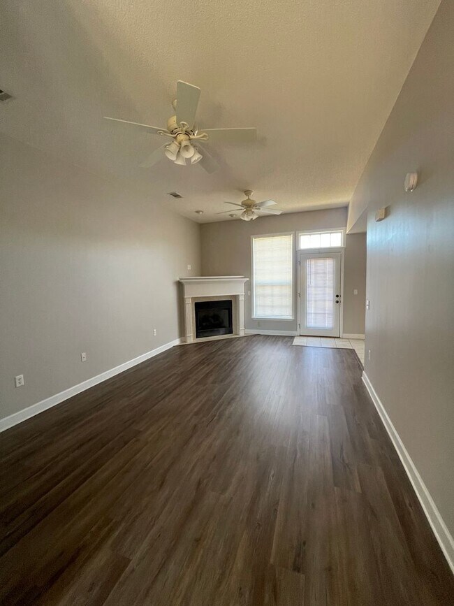 Building Photo - The Woodlands   1/2 off 1st month rent wit...